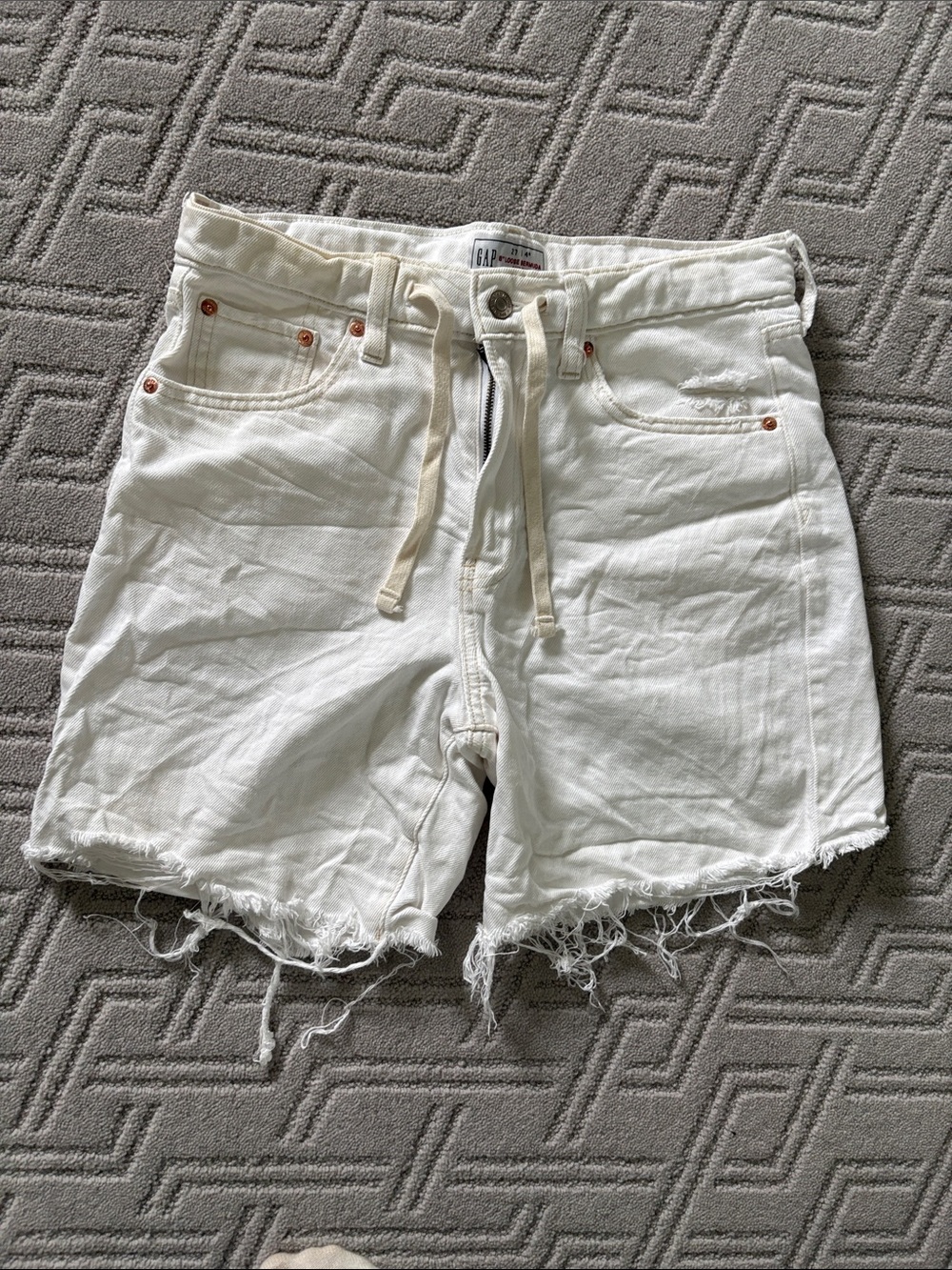 GAP 8” Loose Bermuda mid rise shorts size 27/4R